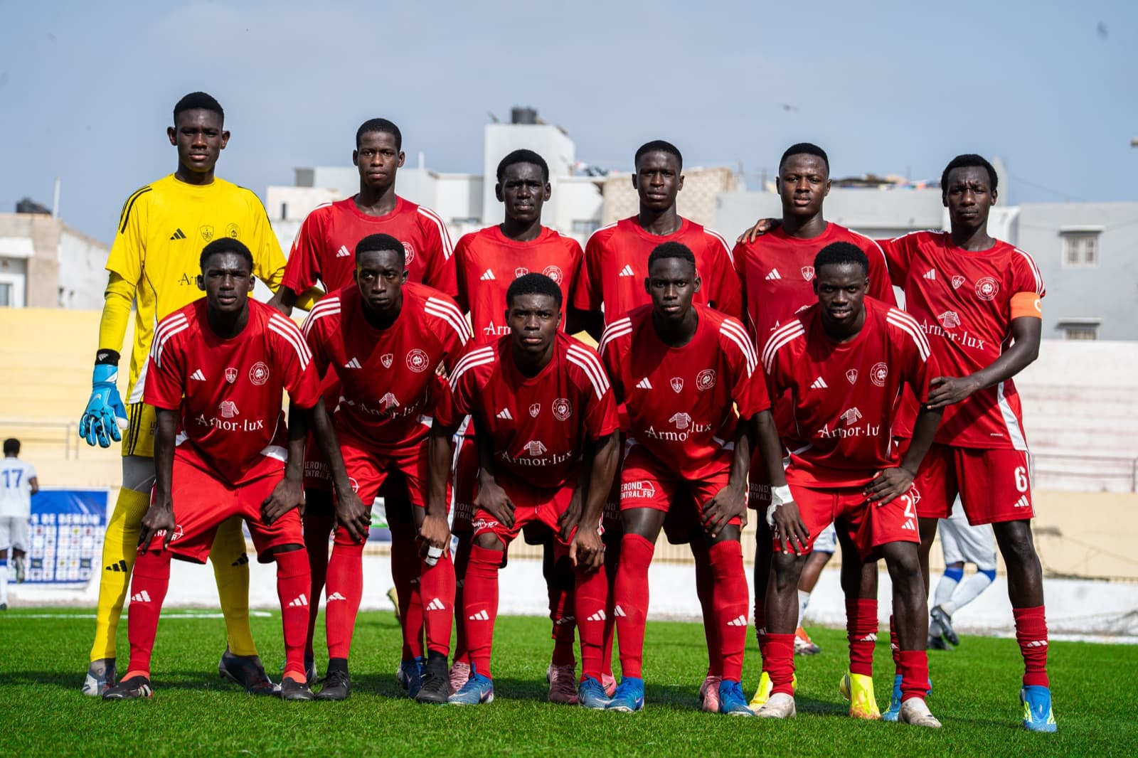 Jeunes de l'Académie Armor FC alignés sur le terrain