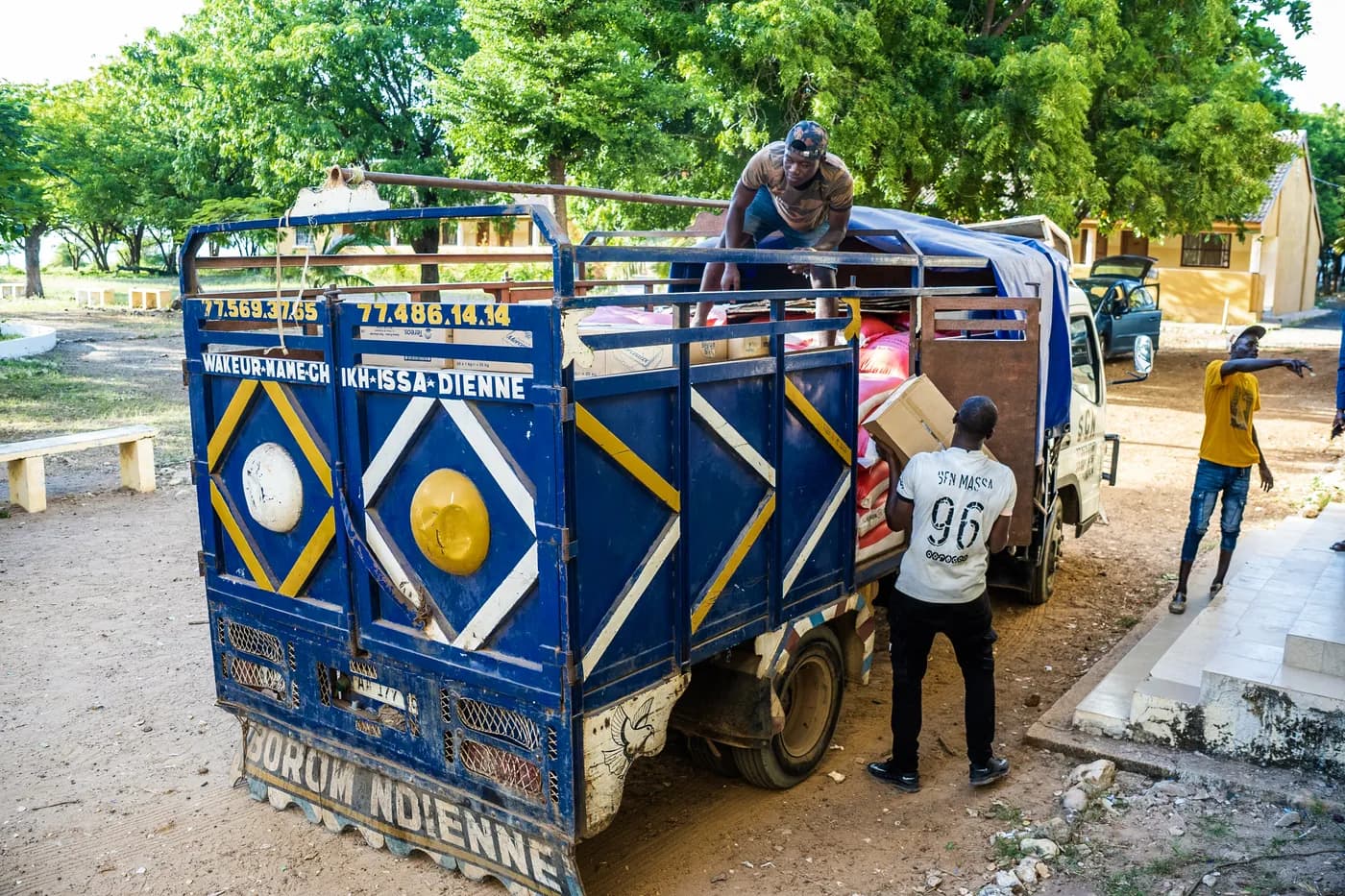 Chargement du matériel destiné au Petit Séminaire de Ngazobil