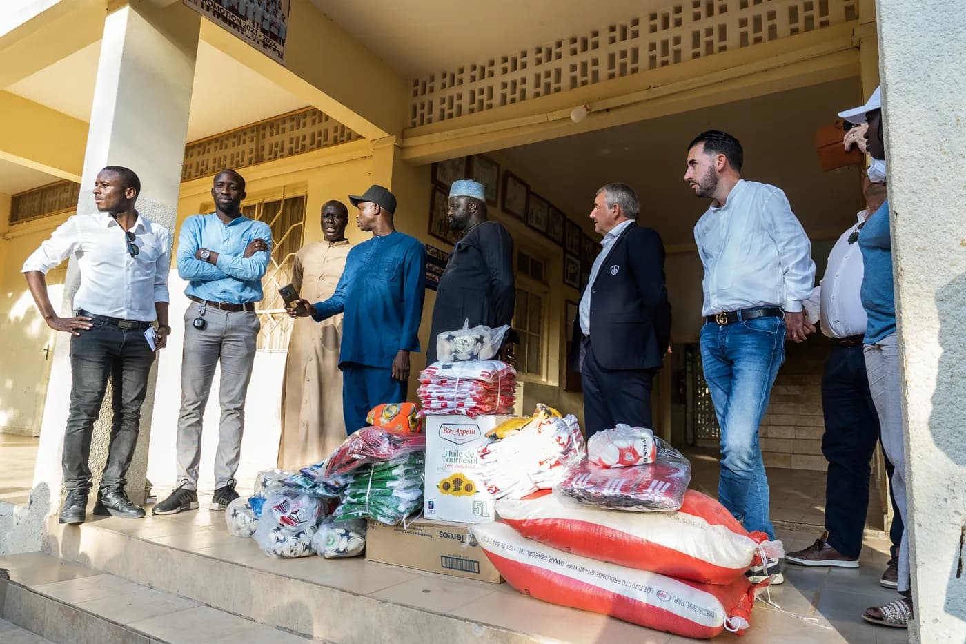 Remise des dons par la délégation SBI au Petit Séminaire de Ngazobil